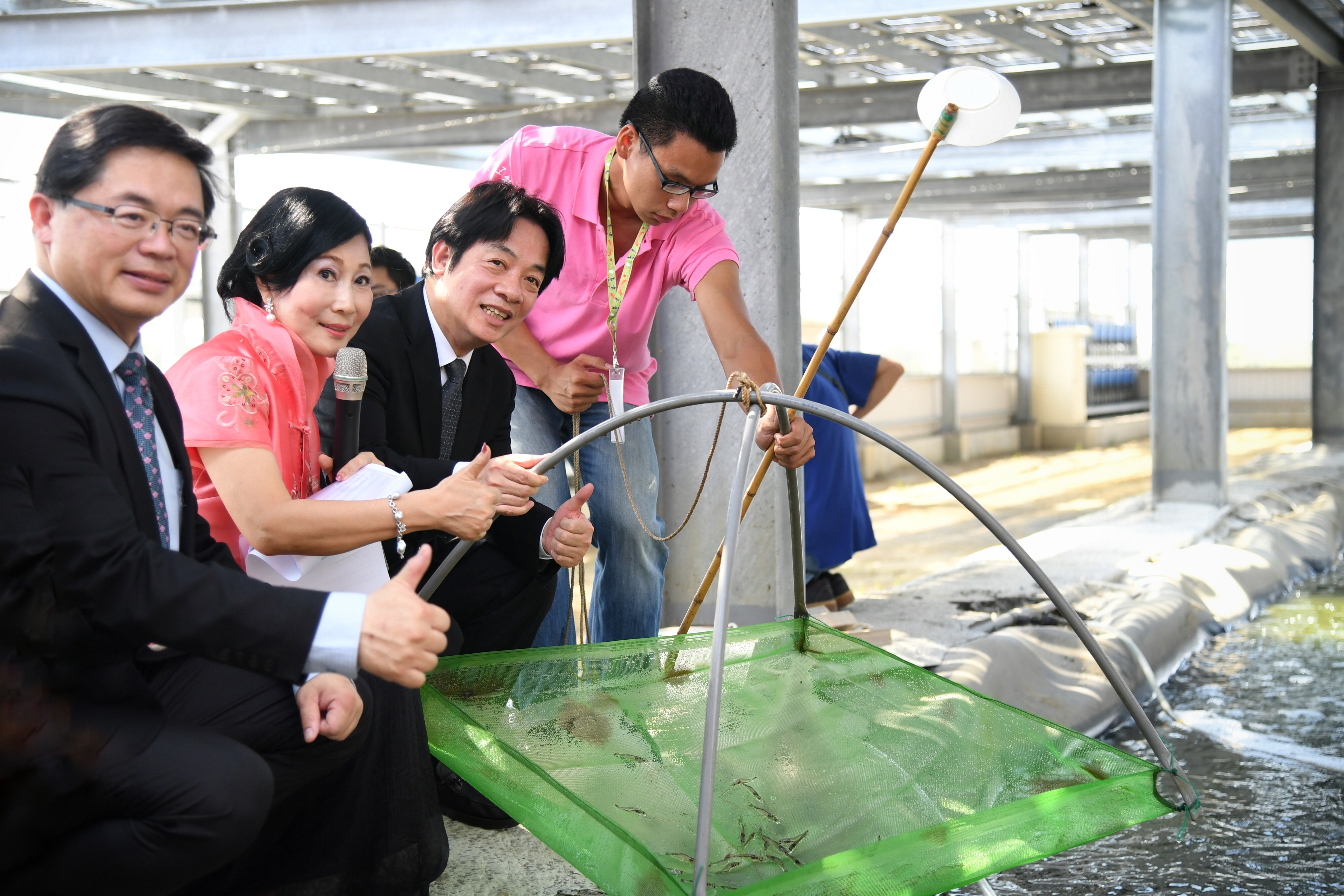Premier Lai visits combined indoor aquaculture facility and solar energy farm