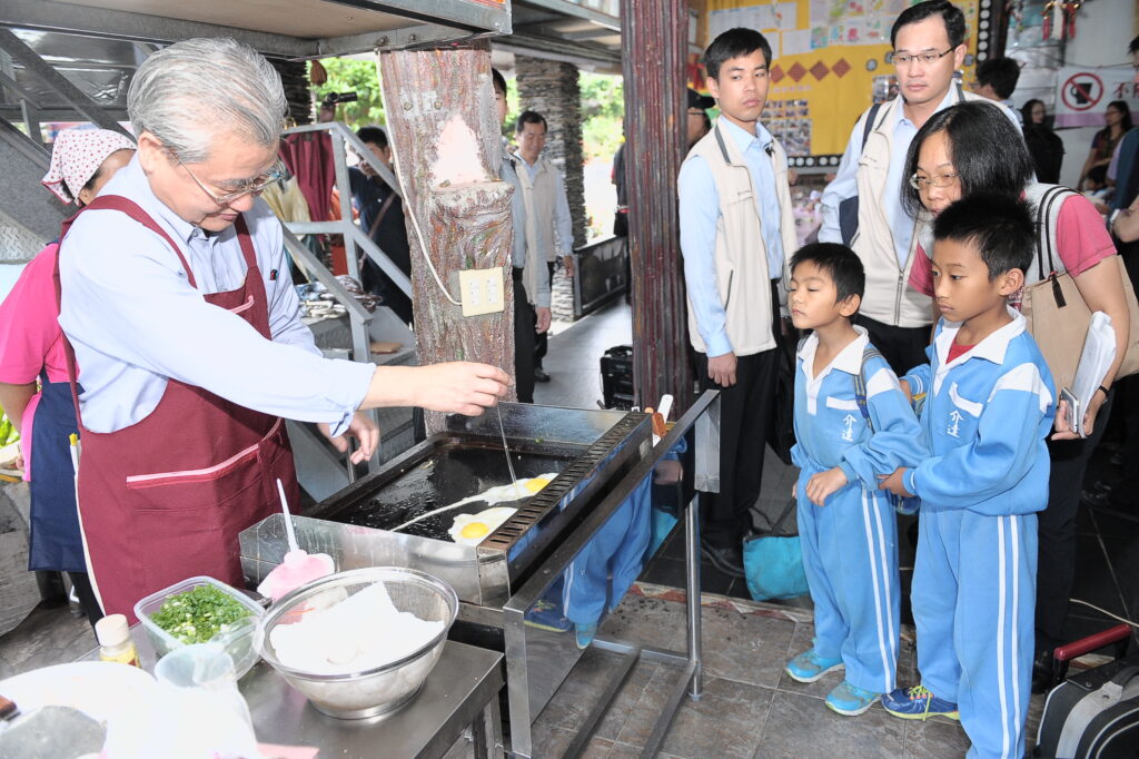 Premier Mao serves at Taitung community care station
