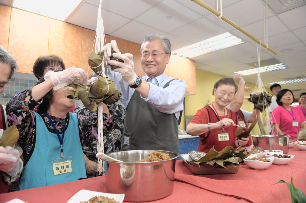 Premier Mao Chi-kuo visits the Xihu Senior Daycare Center in Taipei City