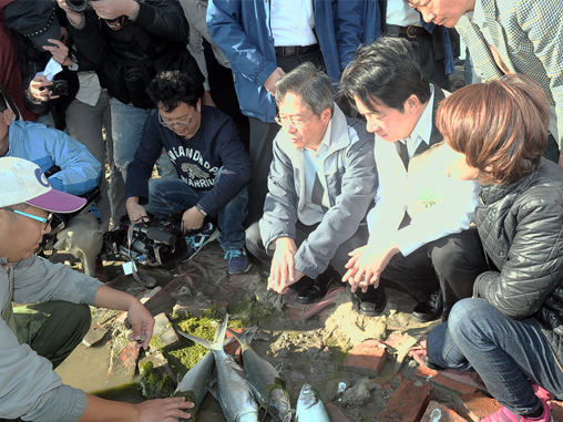 Acting Premier Chang visits Tainan farms hit by cold spell