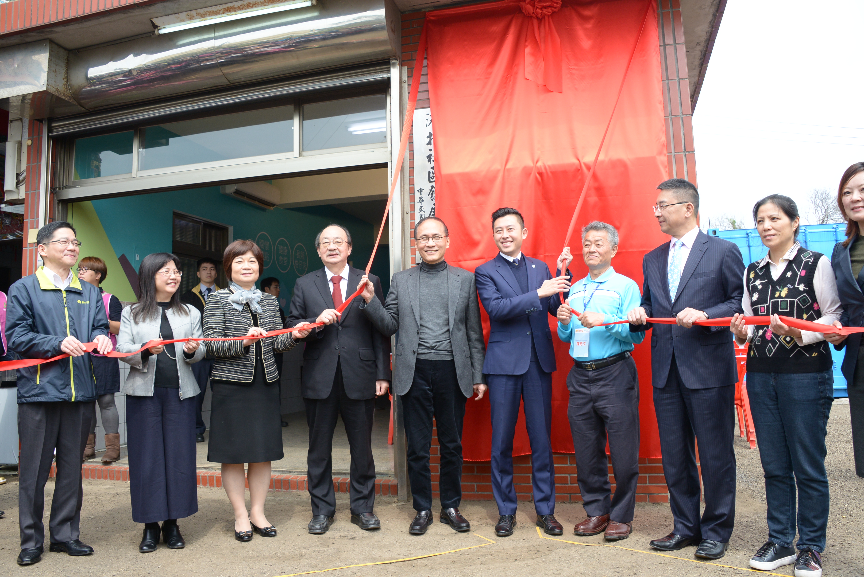 Premier Lin attends opening of long-term care center in Hsinchu