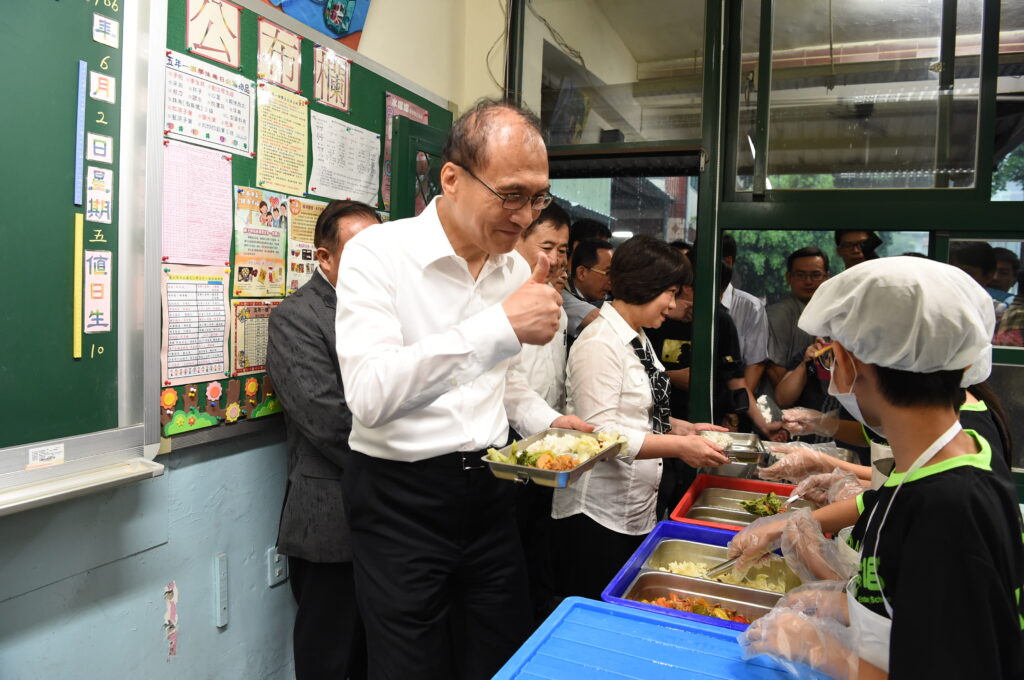 Premier Lin inspects food safety at Taipei elementary school