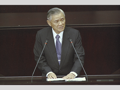 Premier Tang gives first report to Legislature
