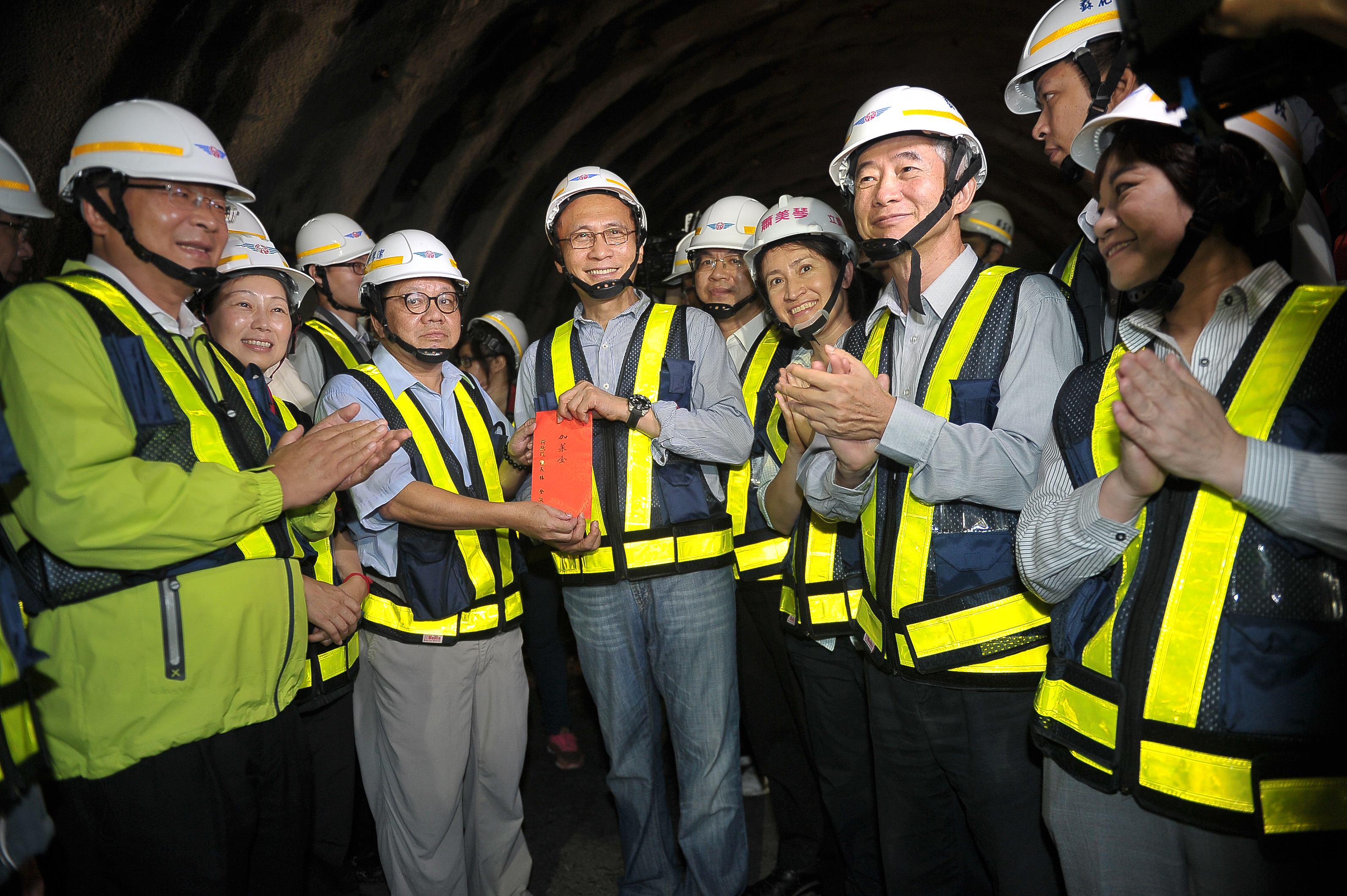 Premier Lin presides over Gufeng Tunnel breakthrough ceremony