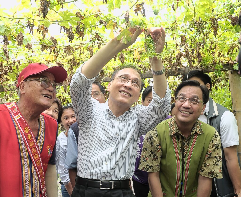 Premier Lin visits indigenous cooperative farm in Hualien
