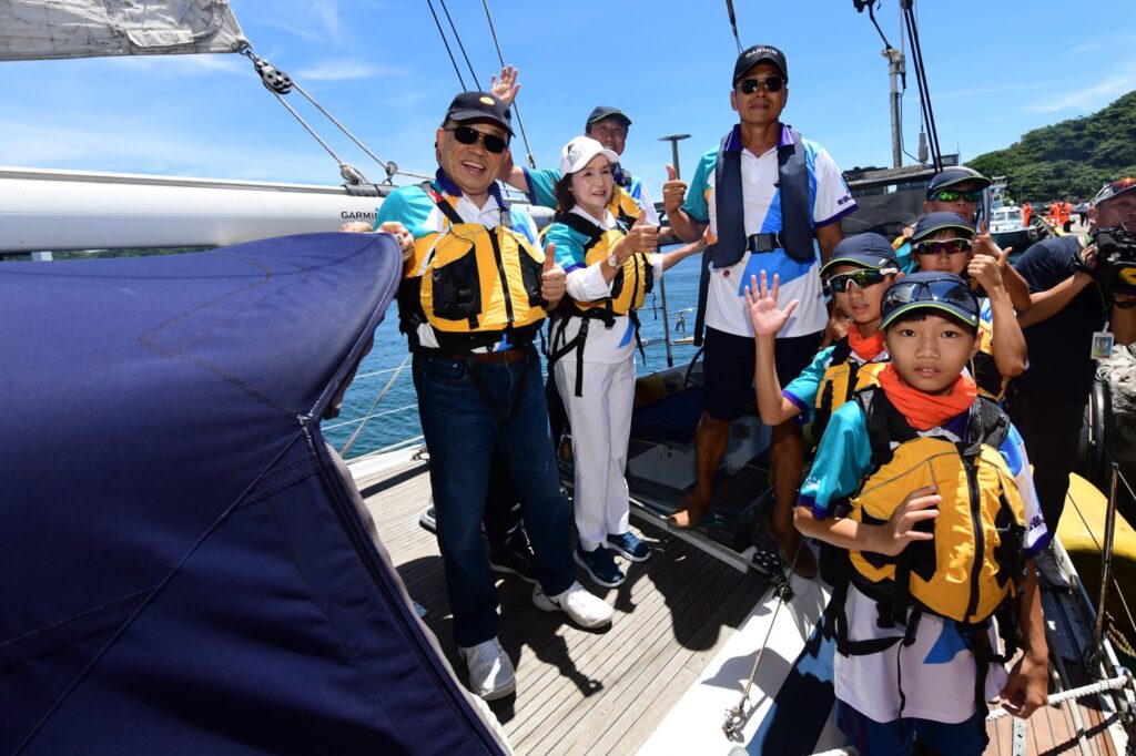 Premier Su joins students from Yueming Elementary for launch of island-circling sailboat tour