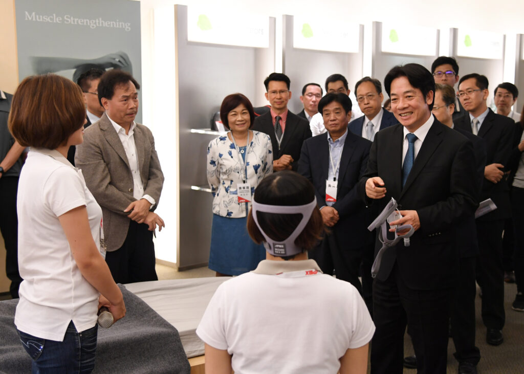 Premier Lai speaks with medical equipment industry at exchange forum