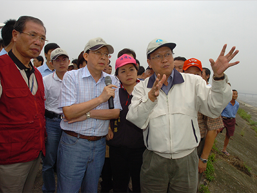Premier Liu inspects Dajia River dike