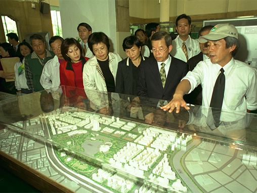 Premier Hsieh surveys Kaohsiung railway project