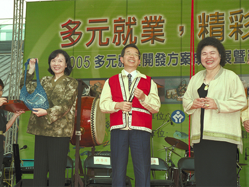 Premier Hsieh attends employment promotion exhibition