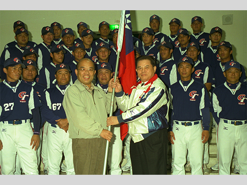 Premier Su presents flag to World Baseball Classic team