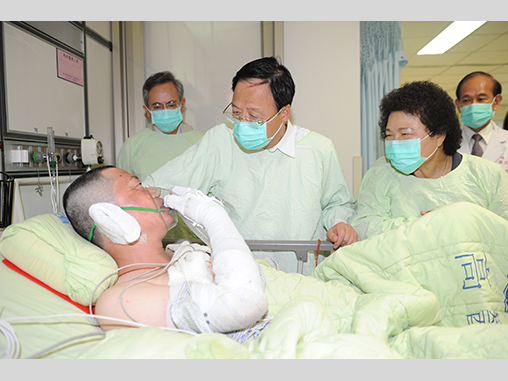 Premier Jiang visits victim of Kaohsiung gas explosion