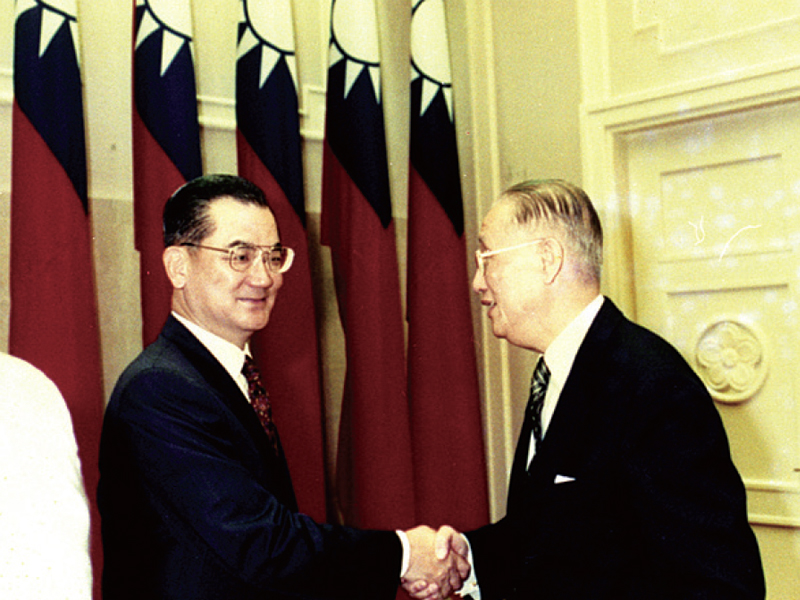 Premier Lien Chan thanks SEF Chairman Koo Chen-fu after a historic cross-strait meeting.