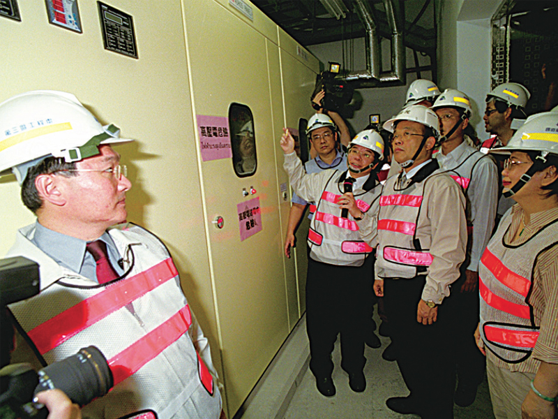 Premier Su Tseng-chang inspects safety preparations for the Hsuehshan Tunnel.