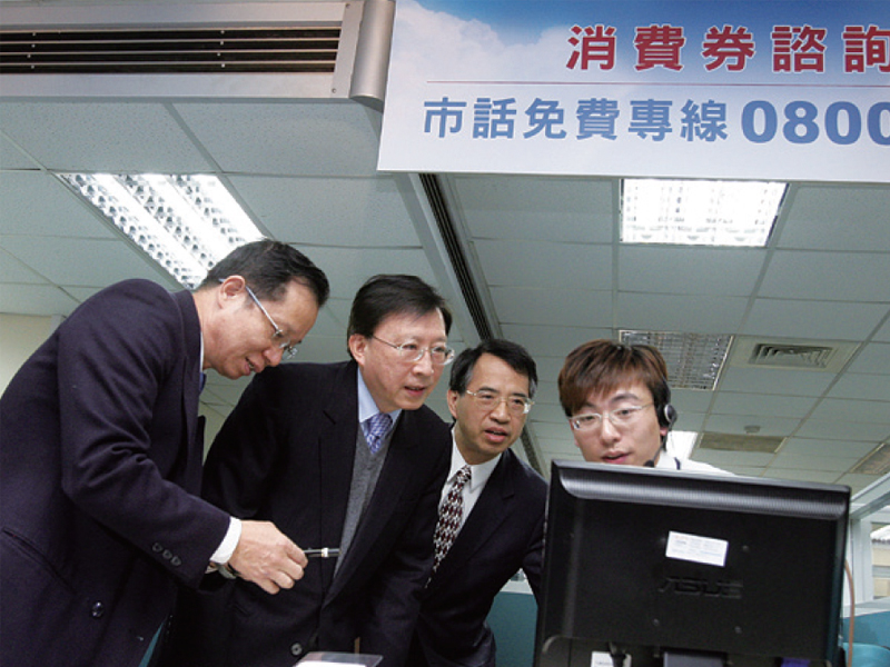Premier Liu Chao-shiuan observes operations at a consumer voucher service center.