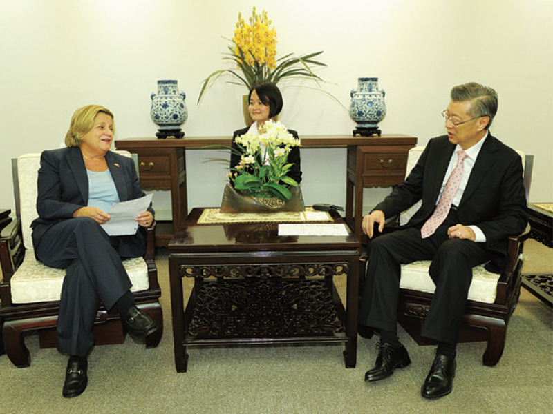 Premier Sean Chen discusses Taiwan’s inclusion in the U.S. visa waiver program with a U.S. congresswoman.