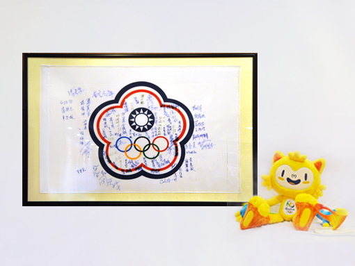 Chinese Taipei team autographed flag, Rio 2016 Olympics mascot, Paralympics 3D logo