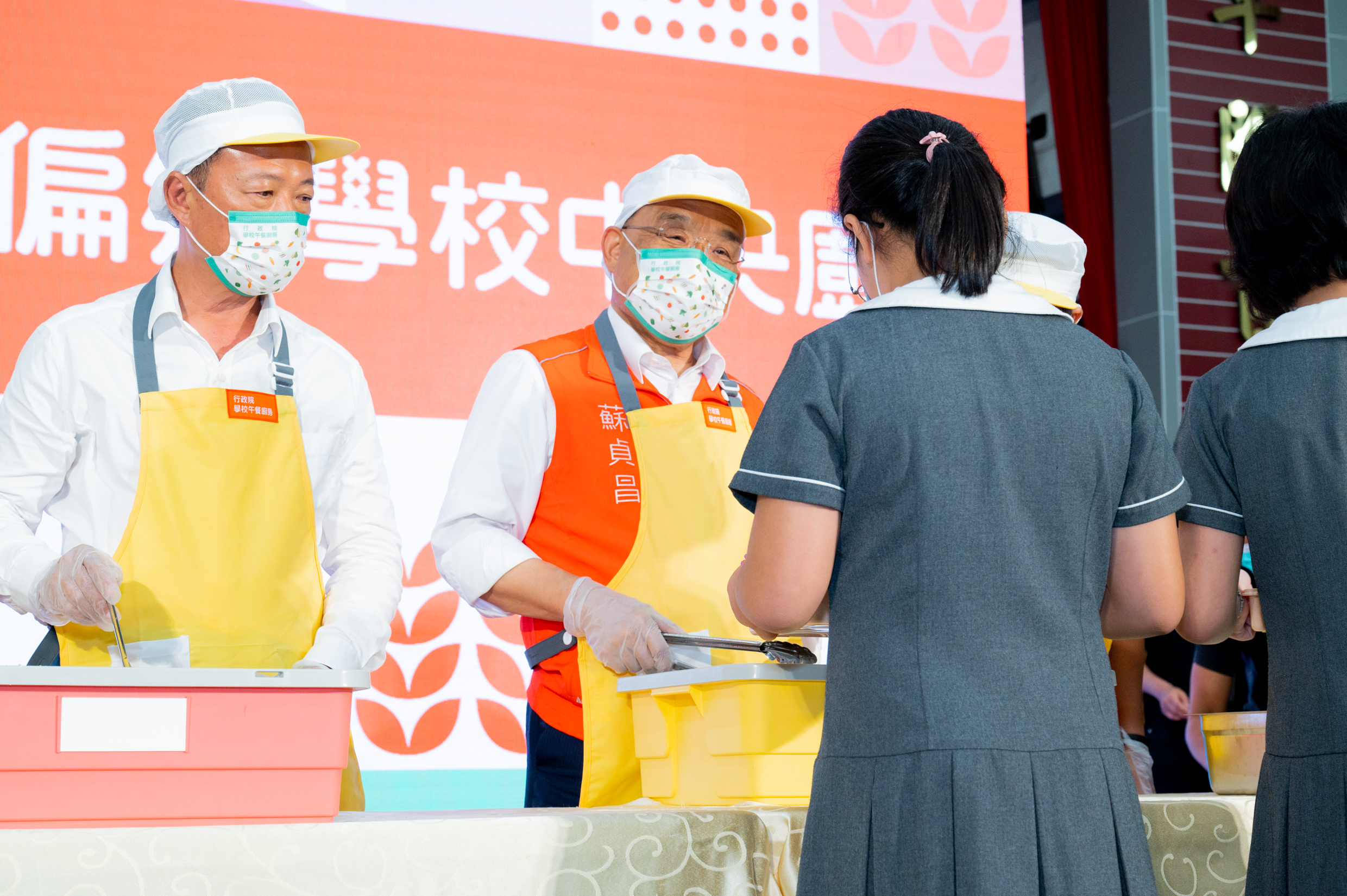 Premier Su Tseng-chang serves food to students to promote the launch of the central kitchen program for remote area schools.