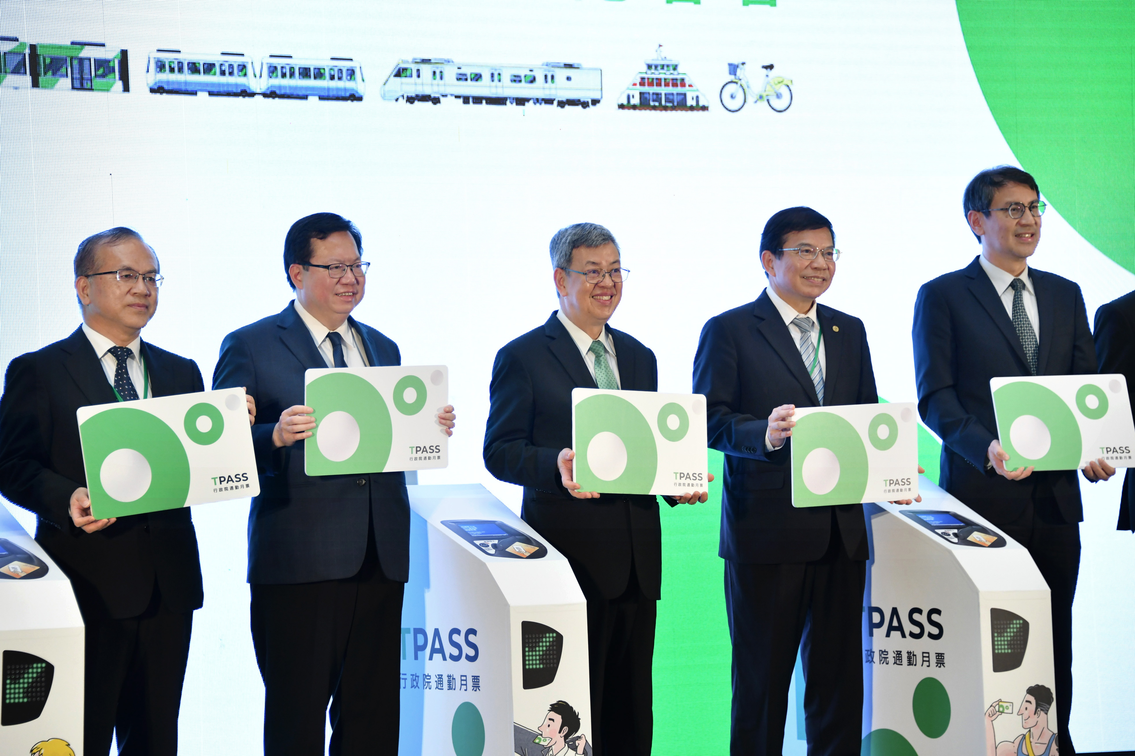 Premier Chen attends a press conference to promote the TPASS commuter travel card